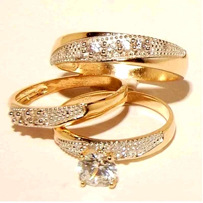 Juego de trío anillos para él y ella enchapados en oro amarillo de 14 quilates de moissanita de corte redondo de 2,00 quilates Foto 1 de 4