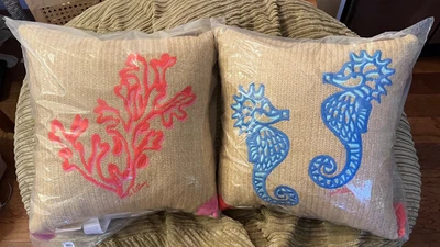 NUEVO CON ETIQUETAS Almohadas Cuadradas Pottery Barn Lilly Pulitzer Caballito de Mar y Coral Exterior Nuevas con Etiquetas Foto 1 de 4