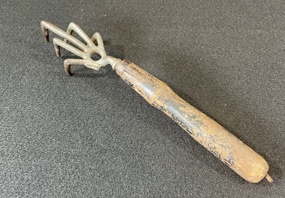 HERRAMIENTA DE JARDÍN CULTIVADOR MANUAL GARRA 5 PUNTAS DE COLECCIÓN con MANGO DE MADERA x 9 1/2" de largo Foto 1 de 4