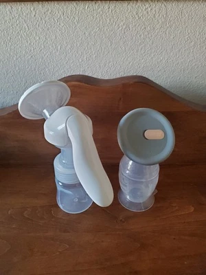 Zomee Manual Breast Pump, Haakaa Gen 2 Silicone Pump w/Suction Base & Lid - Image 1 of 4