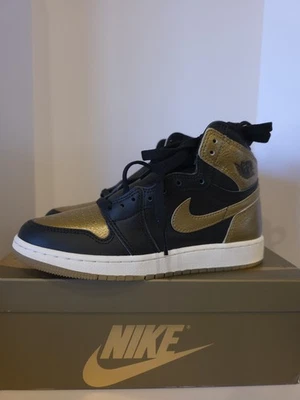 Air Jordan 1 retrô alto OG GS FD1437-071 preto metálico dourado juvenil tamanho 5,5Y NOVO - Imagem 1 de 4