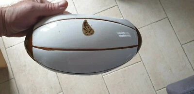 JARDINIERE OU RAFRAICHISSOIR EN FORME DE BALLON DE RUGBY CERAMIQUE ANNEES 60 - Photo 1/2