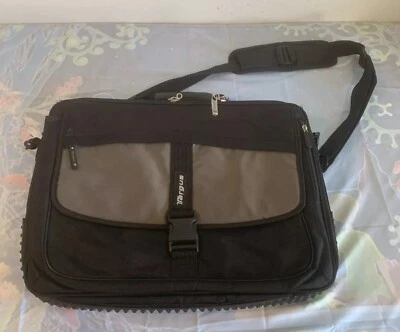 Targus CPT400-10 Platinum Deluxe Padded 17” Computer Messenger Bag & Strap - Image 1 of 4