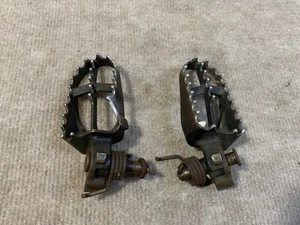 2003 YAMAHA YZ250F YZ 250 Foot Pegs - OEM PAIR - Foto 1 di 5