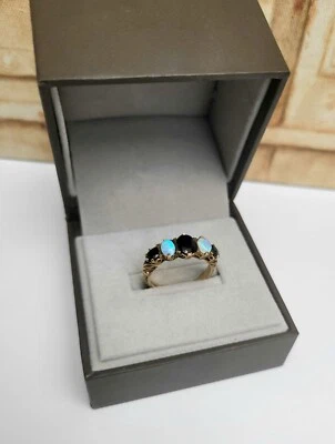 Anillo de vestir de eternidad de oro de 9 quilates con zafiro y ópalo talla Q-5 piedras Foto 1 de 4