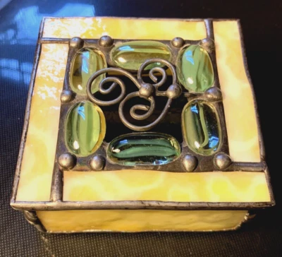 Caja de baratijas de vidrio de escoria manchada vintage firmada amarillo verde cuentas brilla Foto 1 de 4