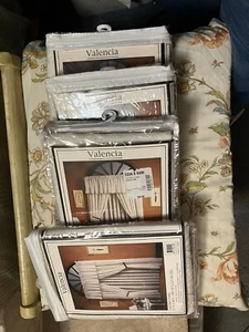 Neu im Karton Vintage klassische Valencia maßgeschneiderte Paneele (4) 55" B x 84" L Blumen bestickt beige - Bild 1 von 7