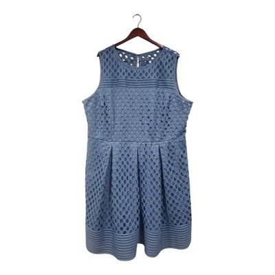 Vestido Lane Bryant azul sem mangas geo ilhós renda malha linha A fit & flare tamanho 24 - Imagem 1 de 4