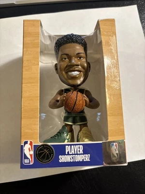 Bobblehead Giannis Antetokounmpo Milwaukee Bucks Showstomperz 4,5 pulgadas en caja Foto 1 de 4