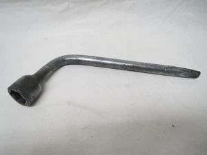 VINTAGE CAR TOOL KIT 20mm LUG NUT WRENCH WITH HUB CAP REMOVER PRY BAR - Imagen 1 de 6