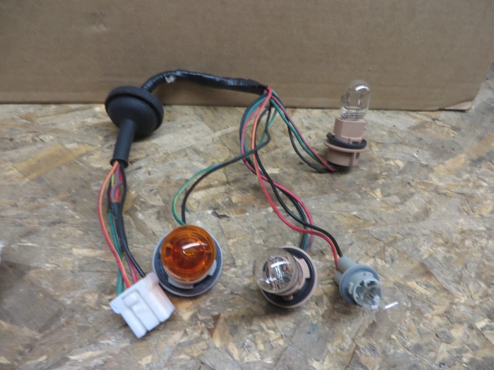 GENUINE MAZDA 626 2000-2002 TAIL LIGHT LAMP SOCKET HARNESS new OEM RH or LH - Image 1 of 3