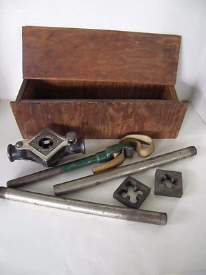 ANTIQUE ARMSTRONG PIPE THREADER NO. 1 CHICAGO WITH DIES & ACCESSORIES  - Image 1 of 4