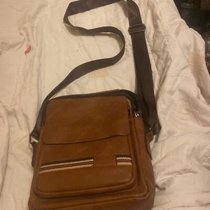 Brown Leather Crossover Bag Ideal For Travelling Plenty Of Compartments - Picture 1 of 9
