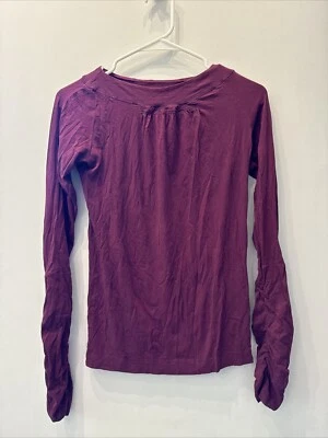 ¡BONITO! Camisa Theory P (SM) Granate Manga Larga Pullover Cuello Redondo Ropa Activa Foto 1 de 4