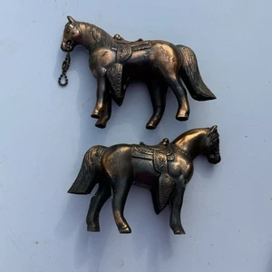 2 Estatuillas de Caballo Pequeño De Colección Metal Cobre Bronce Marcadas EE. UU. Huecas con Sillín - Imagen 1 de 9