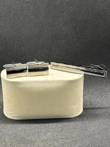 Elegante conjunto de gemelos y clips de corbata rectangulares plateados negros a rayas para boda - Imagen 1 de 6