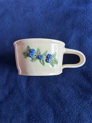 Taza hecha a mano pintada a mano con motivo de arándano - Firmada "Johnson" en la parte inferior Foto 1 de 3