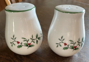 VTG Christmas Gibson Holly Berries Salt & Pepper Shaker Set Christmas Charm 80s - Picture 1 of 3