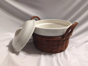 Unbranded Porcelain Serving Pot w/ Lid & Handled Wicker Basket 7"D -  PRE-OWNED - Picture 1 of 23