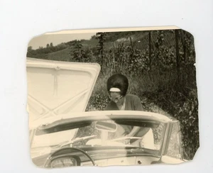 Frau mit großer Bienenstockfrisur Vintage Schnappschuss Modefund Foto - Bild 1 von 3