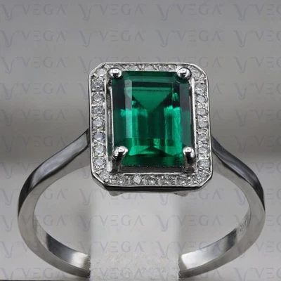 Anillo con halo y punta de diamantes esmeralda natural de 4,50 quilates enchapado en platino 950PT Foto 1 de 4