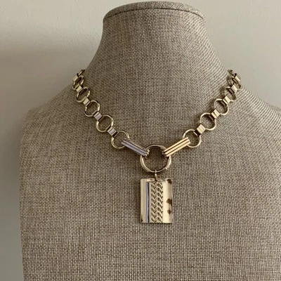 Collar Dannijo Elisa Tono Dorado Eslabones Gruesos con Colgante Rectángulo-Usado Foto 1 de 4
