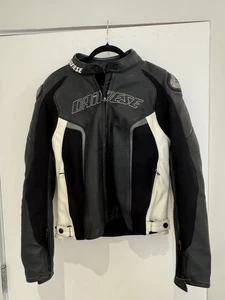 Chaqueta Dainese Racing D1 para dama. Hombros duros. Venta al por menor $795. Elegante. - Imagen 1 de 11