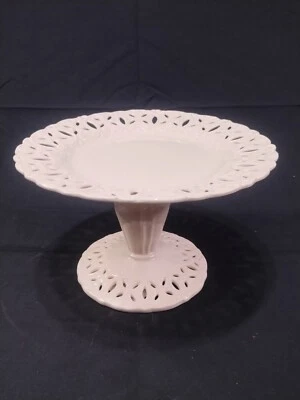 Pedestal de porcelana soporte para pasteles con borde de patrón de encaje 5" X 8" I. Godinger & Co.  Foto 1 de 4