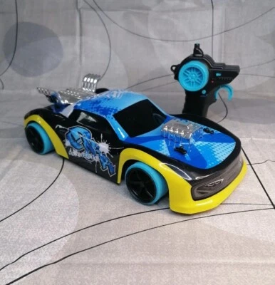 Exost Xmoke 2Ghz ferngesteuertes RC Auto mit LED-Leuchten & echtem Raucheffekt. XMAS - Bild 1 von 4
