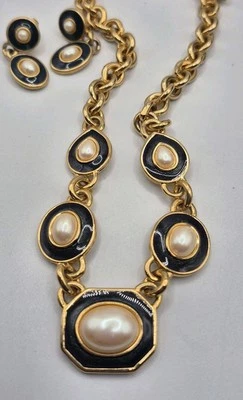 Conjunto de collar y pendientes Monet vintage gruesos de perlas de imitación en esmalte azul Foto 1 de 4