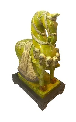Caballo de guerra de resina verde estilo dinastía Tang china de colección sobre base negra de 9,5" de alto Foto 1 de 4