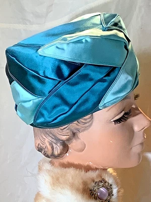 De colección Turbante Satinado Gorra Pastillero Sombrero de Cóctel Años 60 Colmena Azul Aqua Mr John Jr Foto 1 de 4
