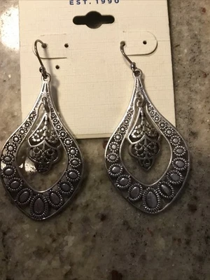 Pendientes colgantes Lucky Brand en tono plata, nuevos con etiquetas Foto 1 de 3