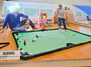 HearthSong - Juego familiar interior para piscina de golf - Incluye dos palos de golf, 16 pelotas, etc. - Imagen 1 de 22