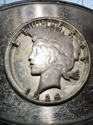 Moneda recortada de dólar de plata Peace 1924 y hebilla de cinturón ornamentada Foto 1 de 4