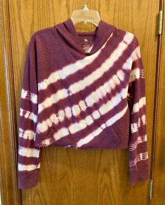 Acogedora sudadera con capucha recortada Tie Dye marca SO para mujer talla 16 púrpura - borgoña menos de $20 Foto 1 de 4