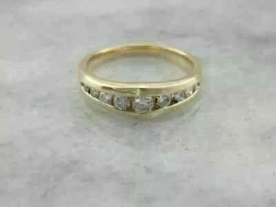 Anillo de compromiso de oro amarillo de 14 quilates con acabado de diamantes creados en laboratorio de corte redondo de 2,5 quilates Foto 1 de 4