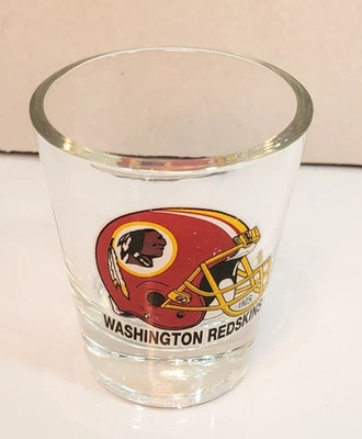 Vaso de tiro vintage de los Washington Redskins Commanders NFL 1,5 OZ con logotipo de casco antiguo Foto 1 de 4