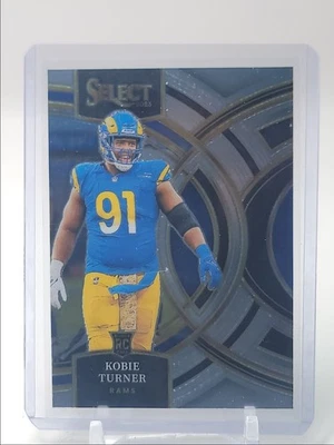 KOBIE TURNER 2023 SELECT FOOTBALL PREMIER LEVEL ROOKIE RAMS RC Q5759 - Image 1 of 2