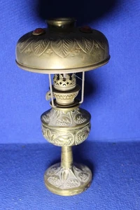 Ancienne lampe à pétrole  1900 dite la Parisienne en laiton repoussé art déco - Photo 1/4
