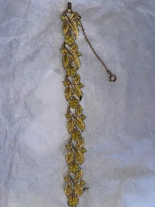Pulsera Floral Vintage Coro Esmalte Amarillo y Blanco Tono Dorado 7.5" - Imagen 1 de 7