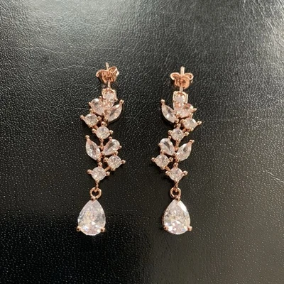 Pendientes colgantes de boda nupcial enchapados en oro rosa con racimo de circonita cúbica en forma de hoja de pera Foto 1 de 4