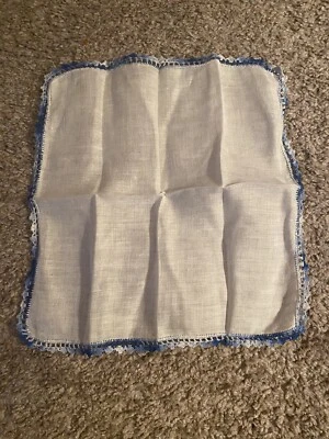 Pañuelo vintage de lino con tonos azul ganchillo 10" x 11" usado en excelente estado Foto 1 de 4