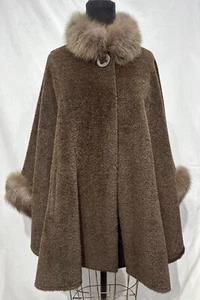 Capa de alpaca/llama castaño con puños de zorro teñidos de arena + cuello (102079) - Imagen 1 de 3