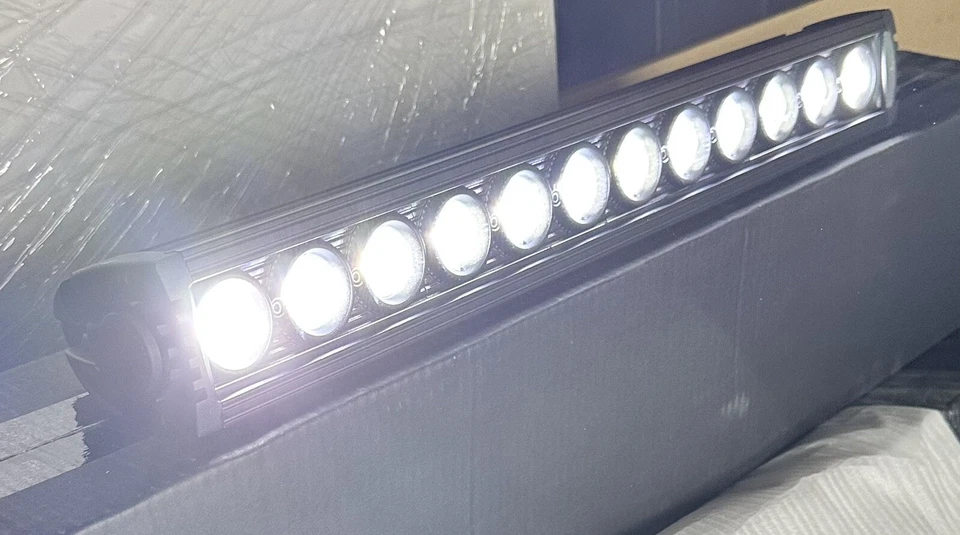 Barra de luz LED negra de una fila Pilot Automotive PL-9722P 22,5" PLX Foto 1 de 4