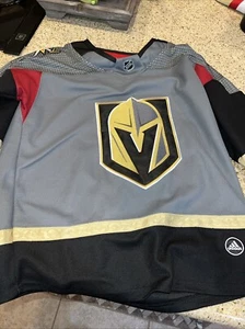 Camiseta deportiva de hockey Adidas de las Vegas Golden Knights NHL para hombre talla 48 auténtica en casa - Imagen 1 de 5