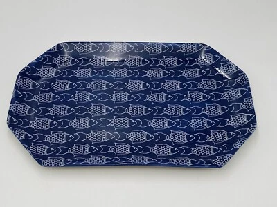 Bandeja para servir pan azul y blanco Kate Nelligan 14x9” con patrón de pescado Foto 1 de 4