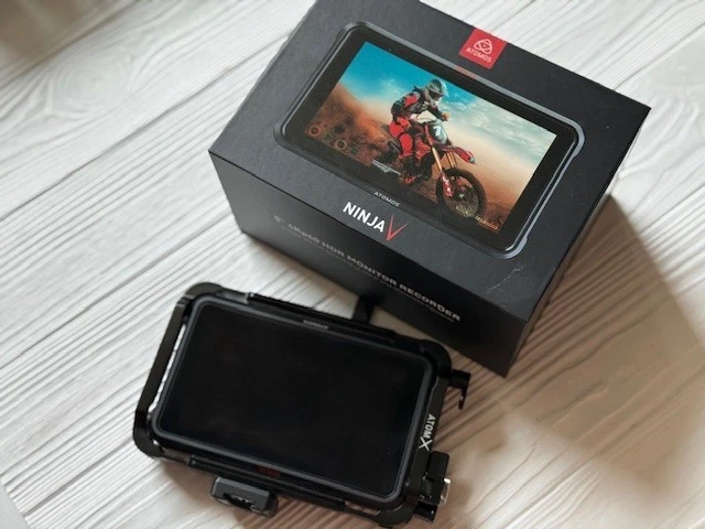 Atomos Ninja V 4K HDR + 1 ТБ SSD, клетка, D-Tap, кабели HDMI, источник питания - Изображение 1 из 4