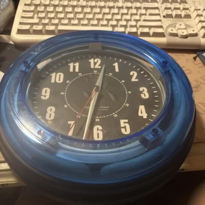 Sterling und edle elektrische blaue Neon beleuchtete Wanduhr 11" Analog - lesen - Bild 1 von 3