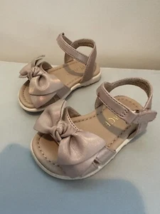 The Children's Place Toddler  Baby Girl Bow Pink Iridescent Sandals Size 4 Shoes - Picture 1 of 9